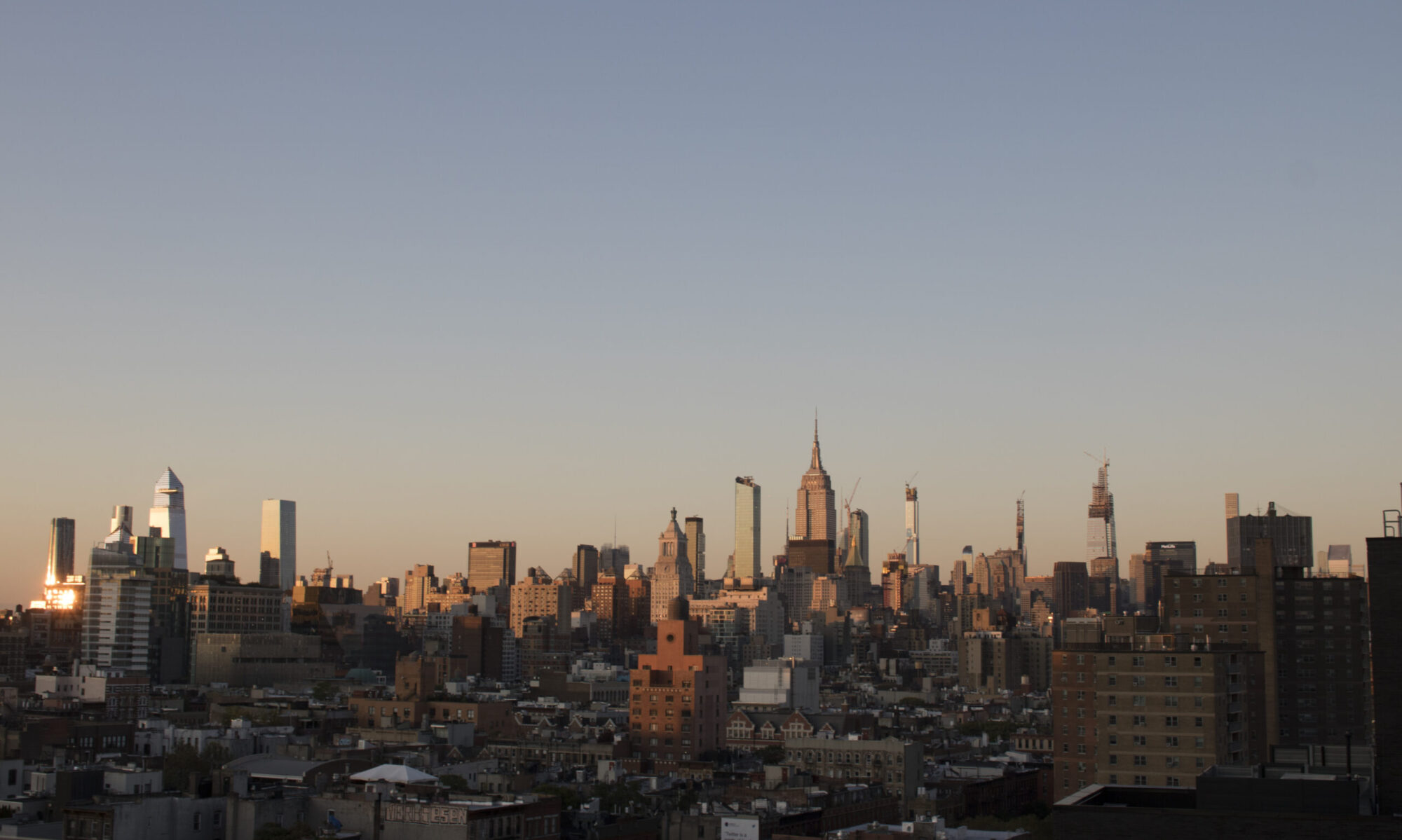 Skyline vanaf een rooftopbar